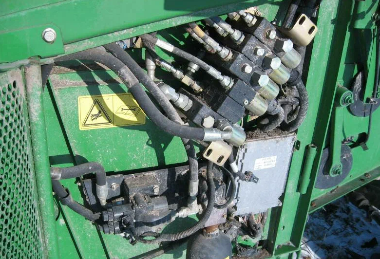 Ремонт гидравлического распределителя комбайна John Deere 955